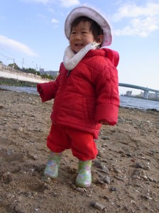 小胶鞋踩着沙滩真舒服